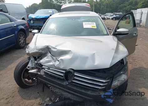 2013 Volkswagen Passat 2.5L Se z USA, uszkodzony, nr VIN 1VWBP7A37DC143339